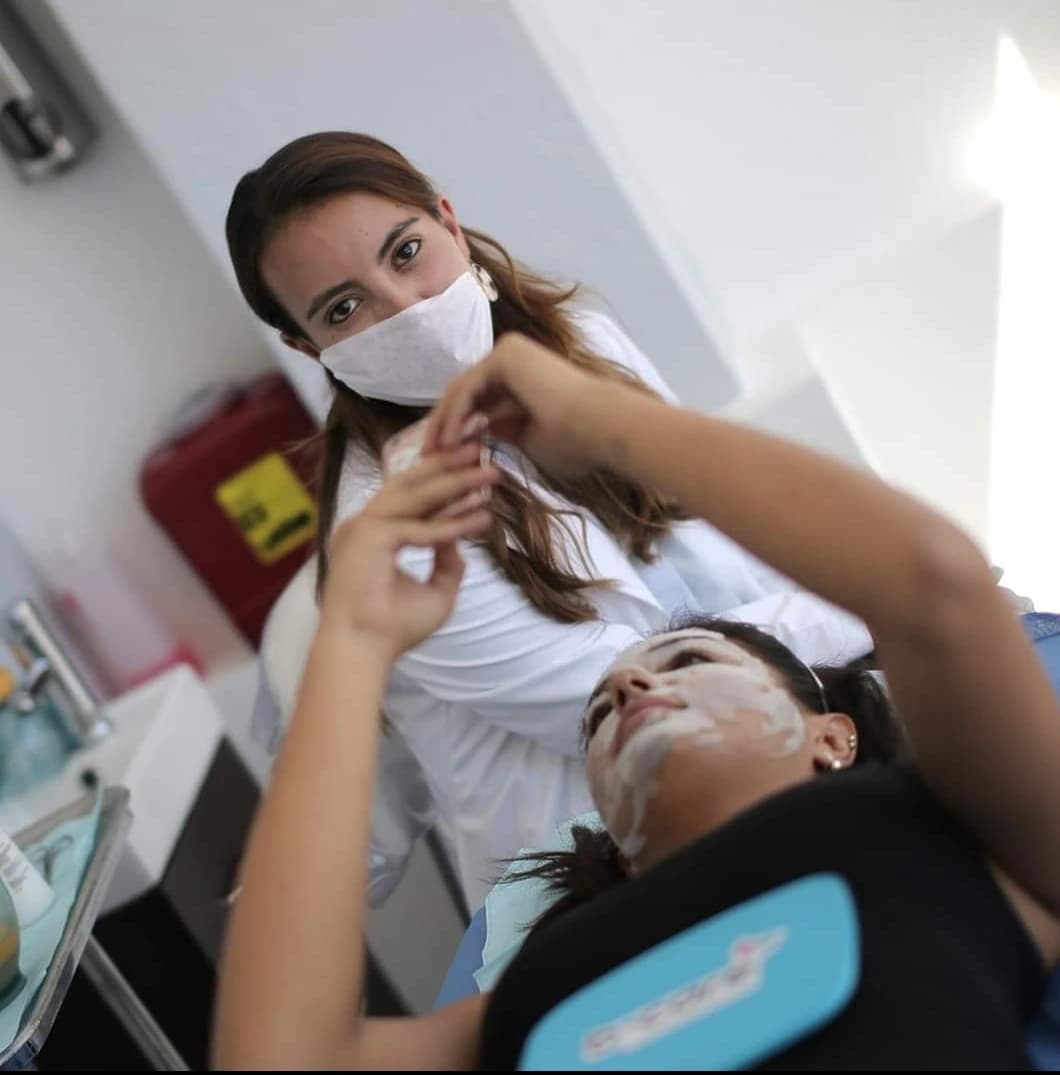 Dra. Lore Piña realizando tratamiento facial en clínica de medicina estética en CDMX